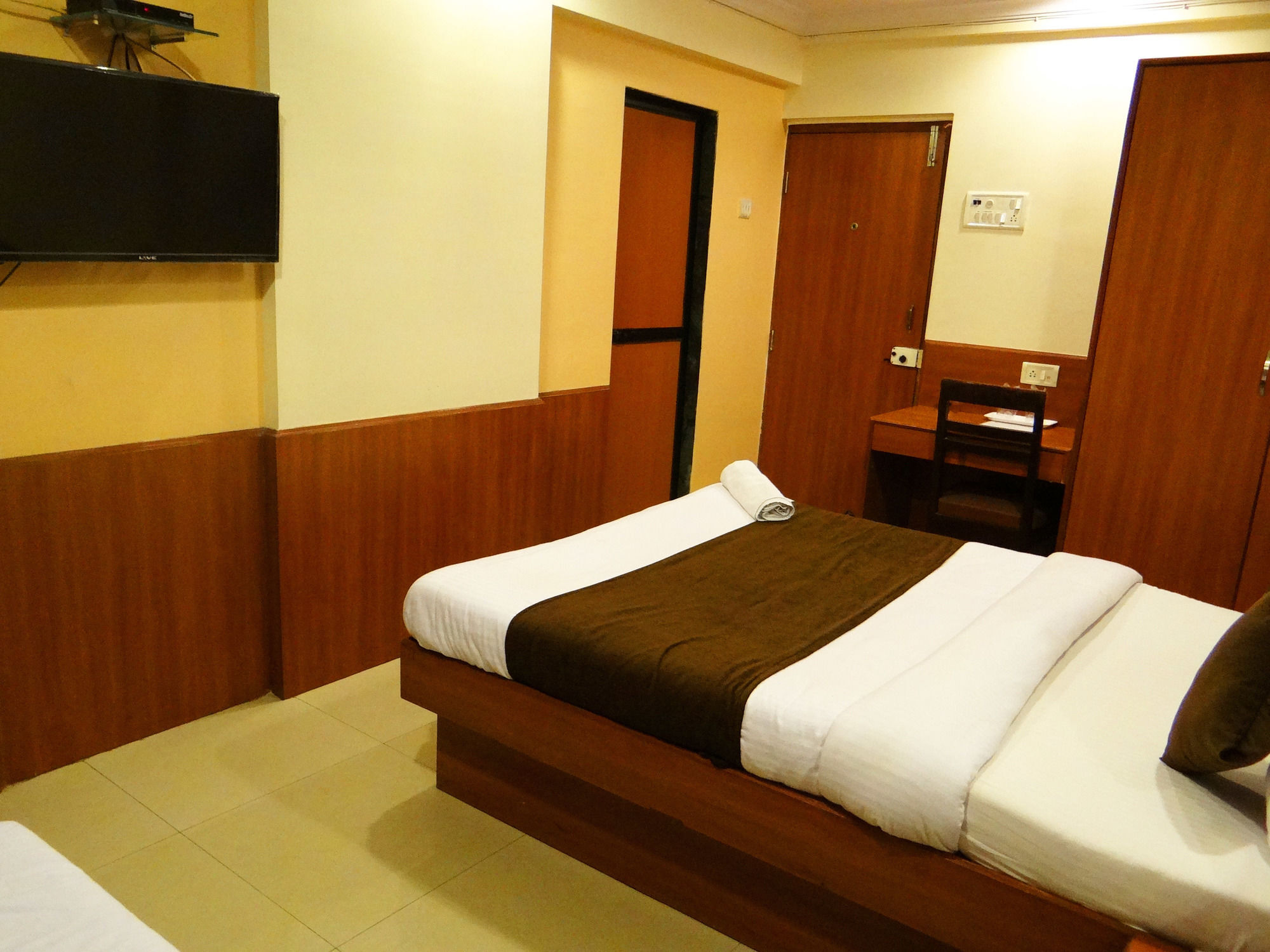Lucky Hotel Goregaon Mumbai Ngoại thất bức ảnh