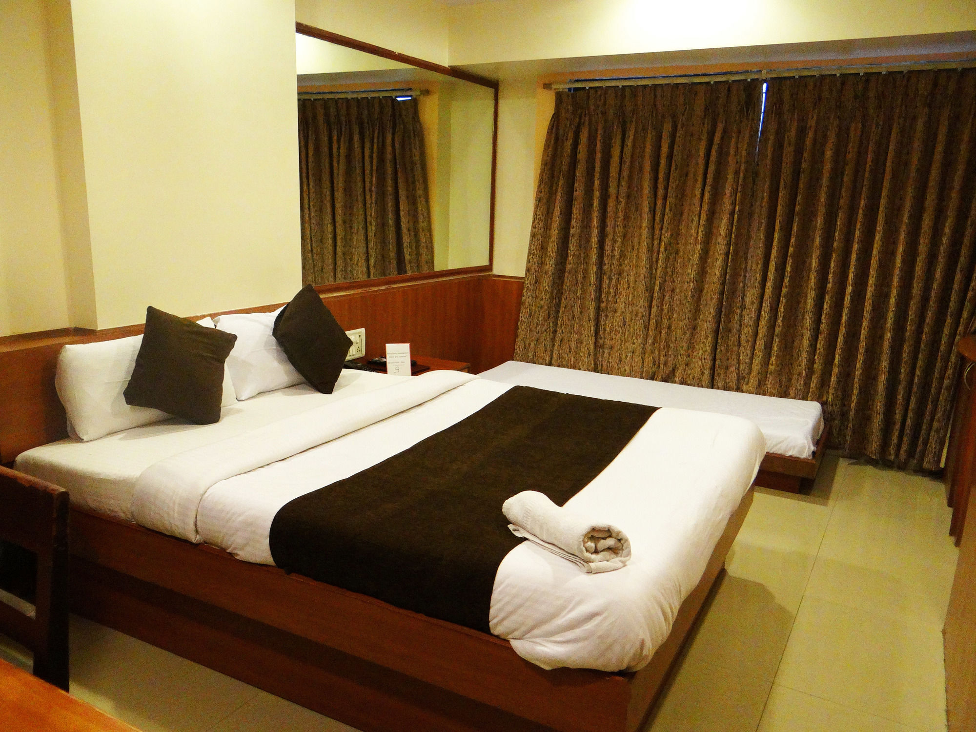 Lucky Hotel Goregaon Mumbai Ngoại thất bức ảnh