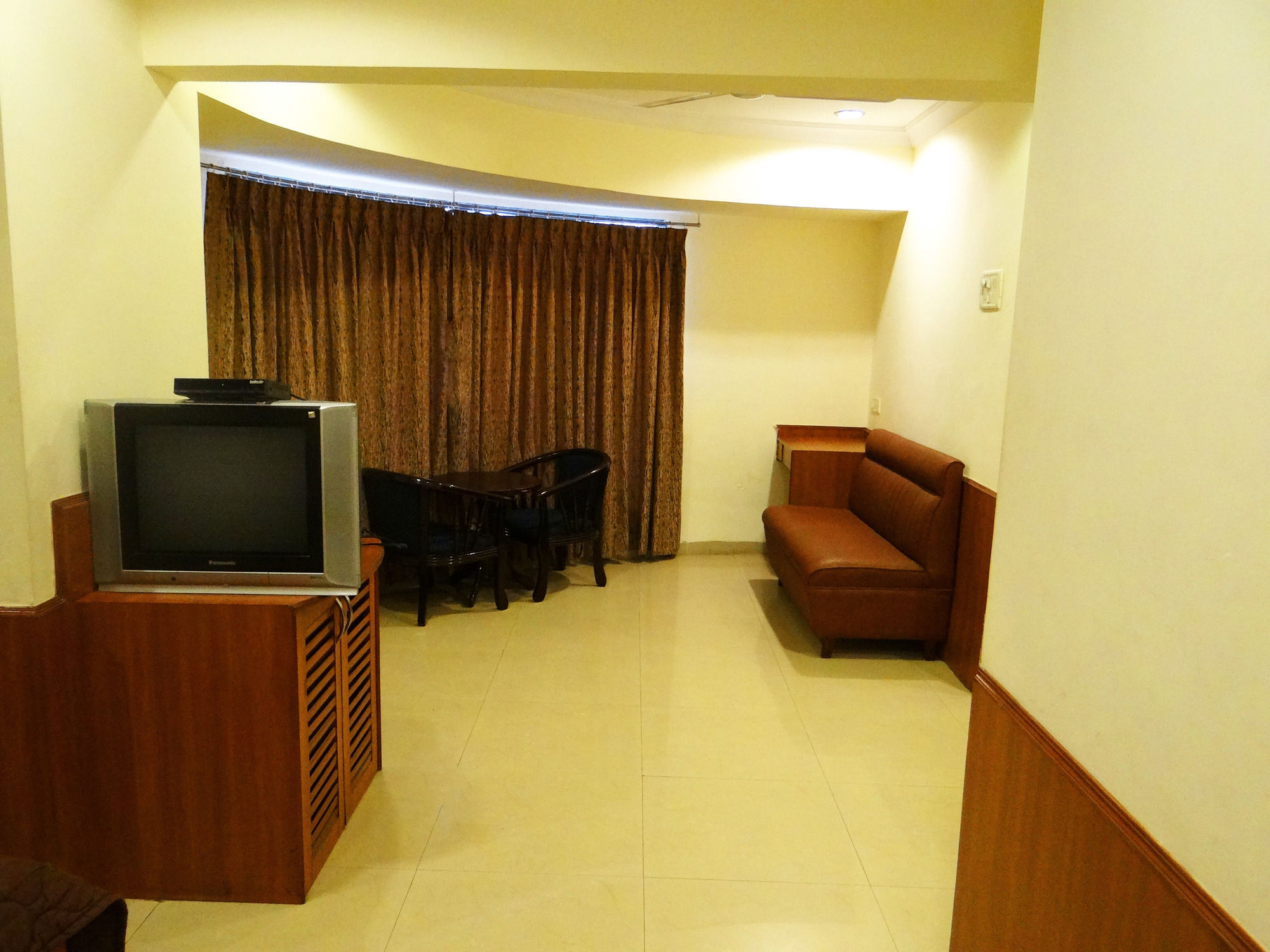 Lucky Hotel Goregaon Mumbai Ngoại thất bức ảnh